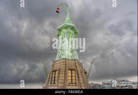 Ultra ampia vista del faro a Kobe, nuvole temporalesche Giappone Foto Stock