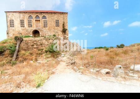 I resti di una tradizionale casa libanese all'antica e storica del sito dei crociati nel castello di Byblos, Libano. È un Foto Stock