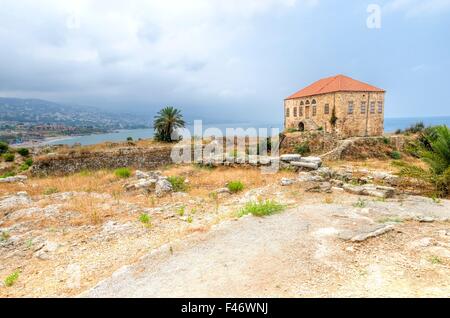 I resti di una tradizionale casa libanese all'antica e storica del sito dei crociati nel castello di Byblos, Libano. È un Foto Stock