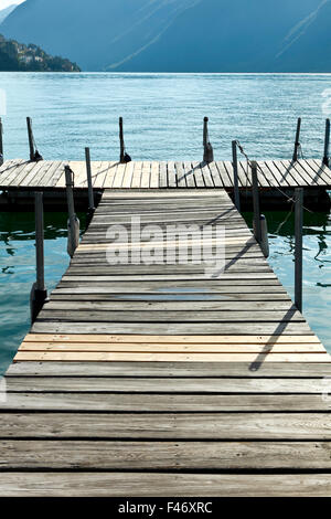 Il vecchio molo sul lago di lugano Foto Stock