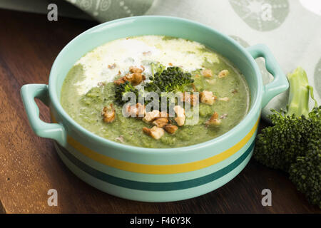 Crema di broccoli minestra sulla tabella Foto Stock