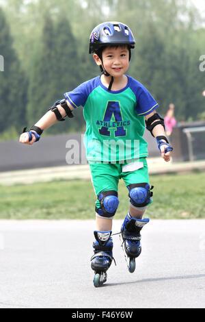 Ragazzo pattinaggio all'aperto Foto Stock