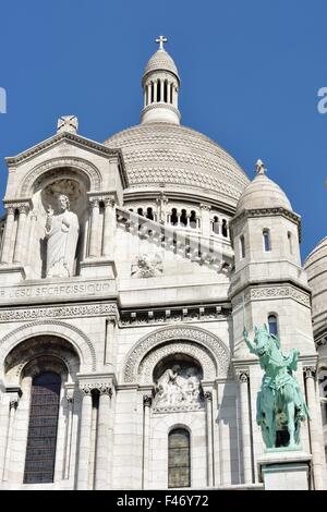 Portale principale, Basilica del Sacro Cuore di Parigi, il Sacré-Coeur, con statua equestre in bronzo Jeanne d'Arc, Parigi Foto Stock