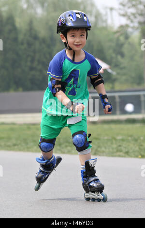 Ragazzo pattinaggio all'aperto Foto Stock