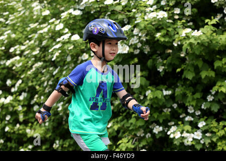 Ragazzo pattinaggio all'aperto Foto Stock