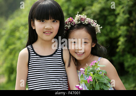 Ritratto di due ragazze con fiori Foto Stock
