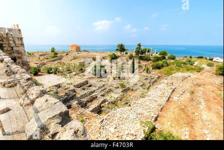 I crociati' castello nella storica città di Byblos in Libano. Una vista della parte occidentale dell'antico sito dalla parte superiore del Foto Stock