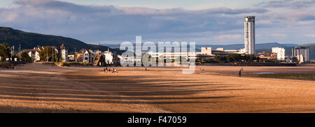 Baia di Swansea Swansea Bay, nel Galles del Sud, mostrando il meridiano torre. Foto Stock