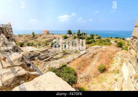 I crociati' castello nella storica città di Byblos in Libano. Una vista della parte occidentale dell'antico sito dalla parte superiore del Foto Stock