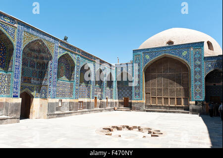 Cortile interno con sala da preghiera, Safi-ad-Din Ardabili Mausoleo, Ardabil, Iran Foto Stock