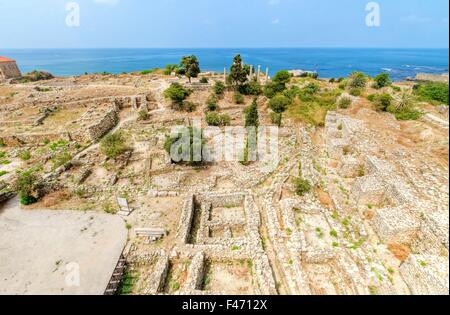 I crociati' castello nella storica città di Byblos in Libano. Una vista della parte occidentale dell'antico sito dalla parte superiore del Foto Stock