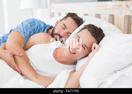 Coppia omosessuale giacente sul letto Foto Stock