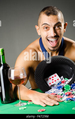 Uomo di bere e giocare nel casinò Foto Stock