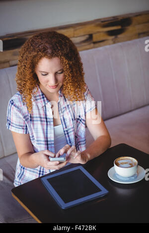Pretty Woman utilizza lo smartphone e tablet Foto Stock