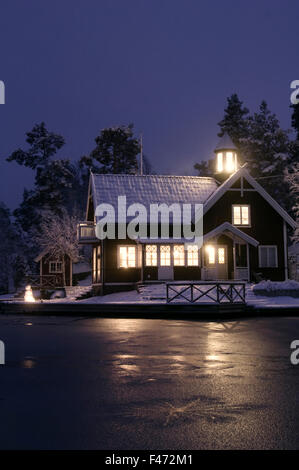 Una casa in inverno le tenebre, Svezia. Foto Stock