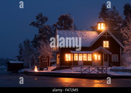 Una casa in inverno le tenebre, Svezia. Foto Stock