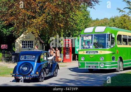 Motore Southdown servizi autobus con periodo di re-enactors (fine anni quaranta - primi anni Sessanta) a Amberley Working Museum. Foto Stock