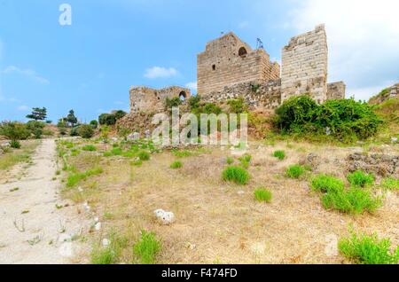 I crociati' castello nella storica città di Byblos in Libano. Una vista del sud esterno e il percorso che conduce al WES Foto Stock