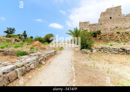 I crociati' castello nella storica città di Byblos in Libano. Una vista dell'esterno e il percorso che conduce al nord del par Foto Stock