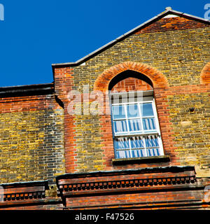 Vecchio windon in Inghilterra Londra in mattoni in vetro e la parete Foto Stock