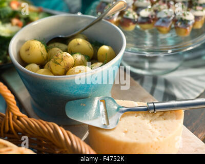 Patate e formaggio per la festa di mezza estate in Svezia, close-up. Foto Stock