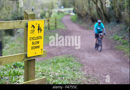 Un segnale di avvertimento per i ciclisti a lento in giù a 14 serrature, vicino a Newport in Brecon e Monmouthshire canal, South Wales, Regno Unito. Foto Stock