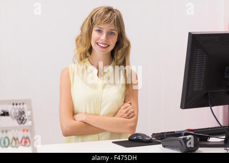 Bellissimo il dipendente alla cassa Foto Stock