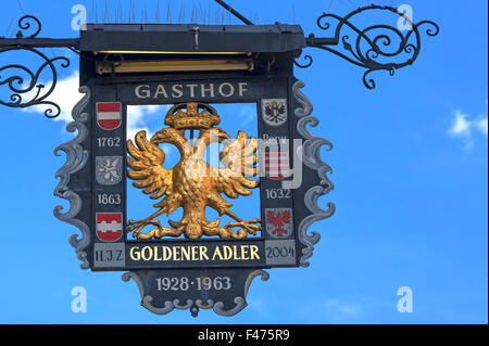 Gasthof Goldener Adler cartello e cielo blu, Innsbruck, in Tirolo, Austria Foto Stock