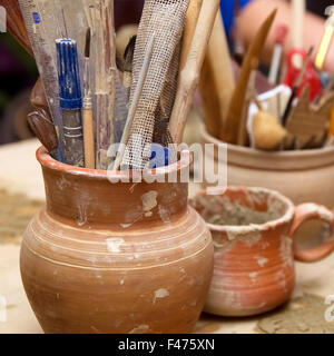 Fatte a mano vecchie pentole di creta con matite Foto Stock