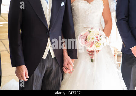 Wedding,cerimonia abito,,suit,Wells,Somerset, Inghilterra,generico,fiori,bianco,matrimonio,stock,immagine, Foto Stock