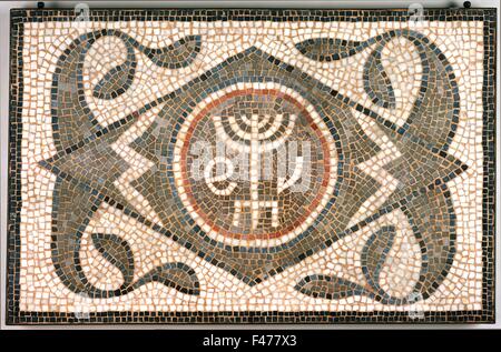 5793. Mosaico di Menorah (candelabro) da un 3rd. C AD sinagoga di Tunisi, Tunisia. Periodo romano. Foto Stock