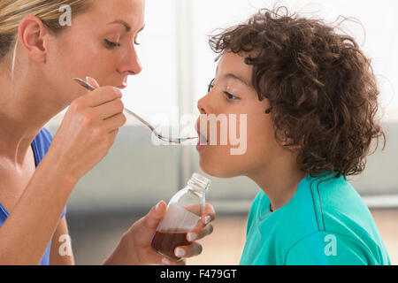 Trattamento della tosse bambino Foto Stock