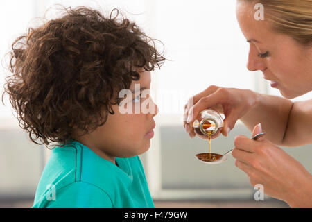 Trattamento della tosse bambino Foto Stock