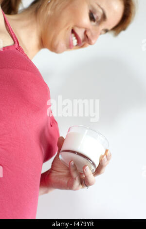 Donna incinta con un drink Foto Stock