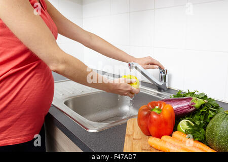 Donna incinta IN CUCINA Foto Stock