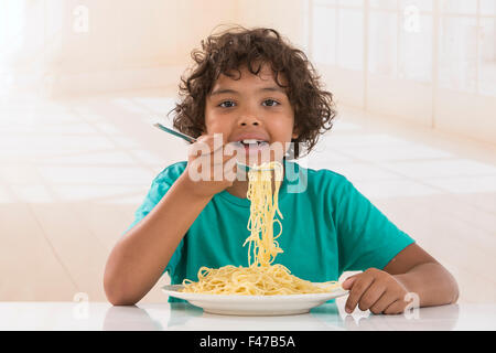 BAMBINO CHE MANGIA Foto Stock