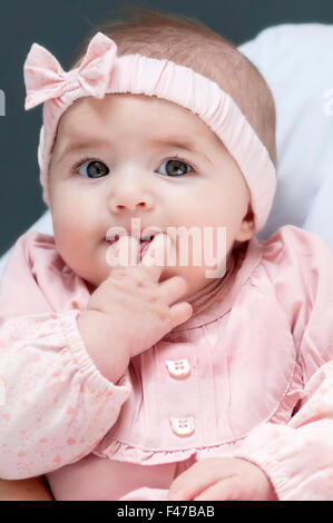 INFANTE AL CHIUSO Foto Stock