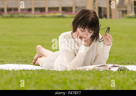 LETTURA DELLA DONNA Foto Stock