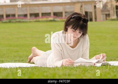 LETTURA DELLA DONNA Foto Stock