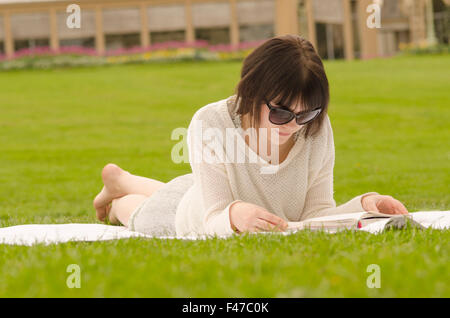 LETTURA DELLA DONNA Foto Stock