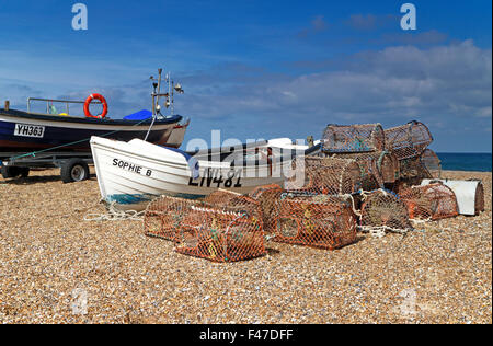 Piccola pesca costiera barca con pentole di granchio sulla spiaggia a Cley-next-il-Mare, Norfolk, Inghilterra, Regno Unito. Foto Stock