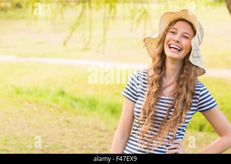Bella bruna indossando cappello di paglia Foto Stock