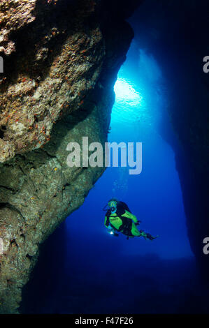 Comino Grotte, Santa Marija grotte e scuba diver, Comino grotte vicino Laguna Blu, Gozo, Malta, Europa, Mar Mediterraneo Foto Stock