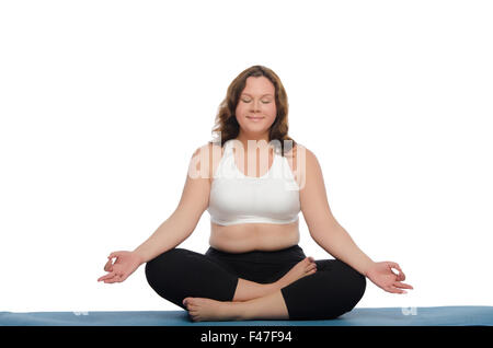 Donna sorridente con il sovrappeso le pratiche yoga Foto Stock