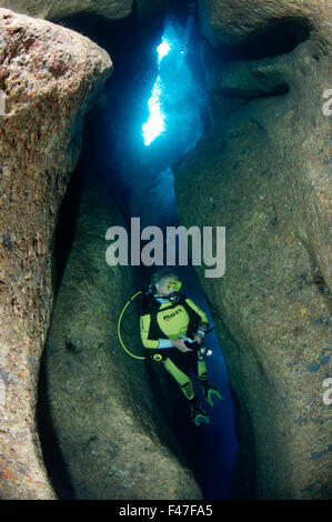 Comino Grotte, Santa Marija grotte e scuba diver, Comino grotte vicino Laguna Blu, Gozo, Malta, Europa, Mar Mediterraneo Foto Stock