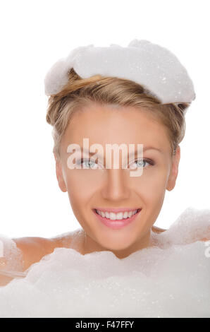 Bella giovane donna in schiuma di sapone Foto Stock