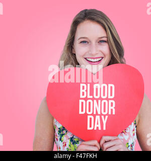 Immagine composita della donna azienda cuore card Foto Stock