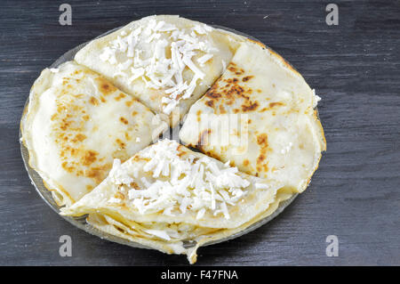 Frittelle fatte in casa con formaggio e servita su piastra Foto Stock