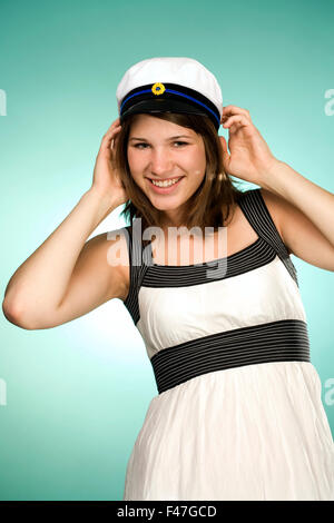 Ritratto di una donna di alta scuola studente contro un sfondo turchese, Svezia. Foto Stock