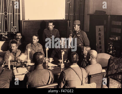 Governatore britannico Sir Mark Young e ufficiali militari che negoziano i termini di resa con i giapponesi al Peninsula Hotel di Hong Kong, 1941 l'occupazione giapponese di Hong Kong iniziò quando il governatore di Hong Kong, Sir Mark Young, consegnò la colonia britannica della corona di Hong Kong al Giappone imperiale ( seconda guerra mondiale seconda Hong Kong conflitto militare cinese sino giapponese Repubblica di Cina e Impero del Giappone 1937 - 1945 ) Museo della storia, Hong Kong, Cina cinese Foto Stock